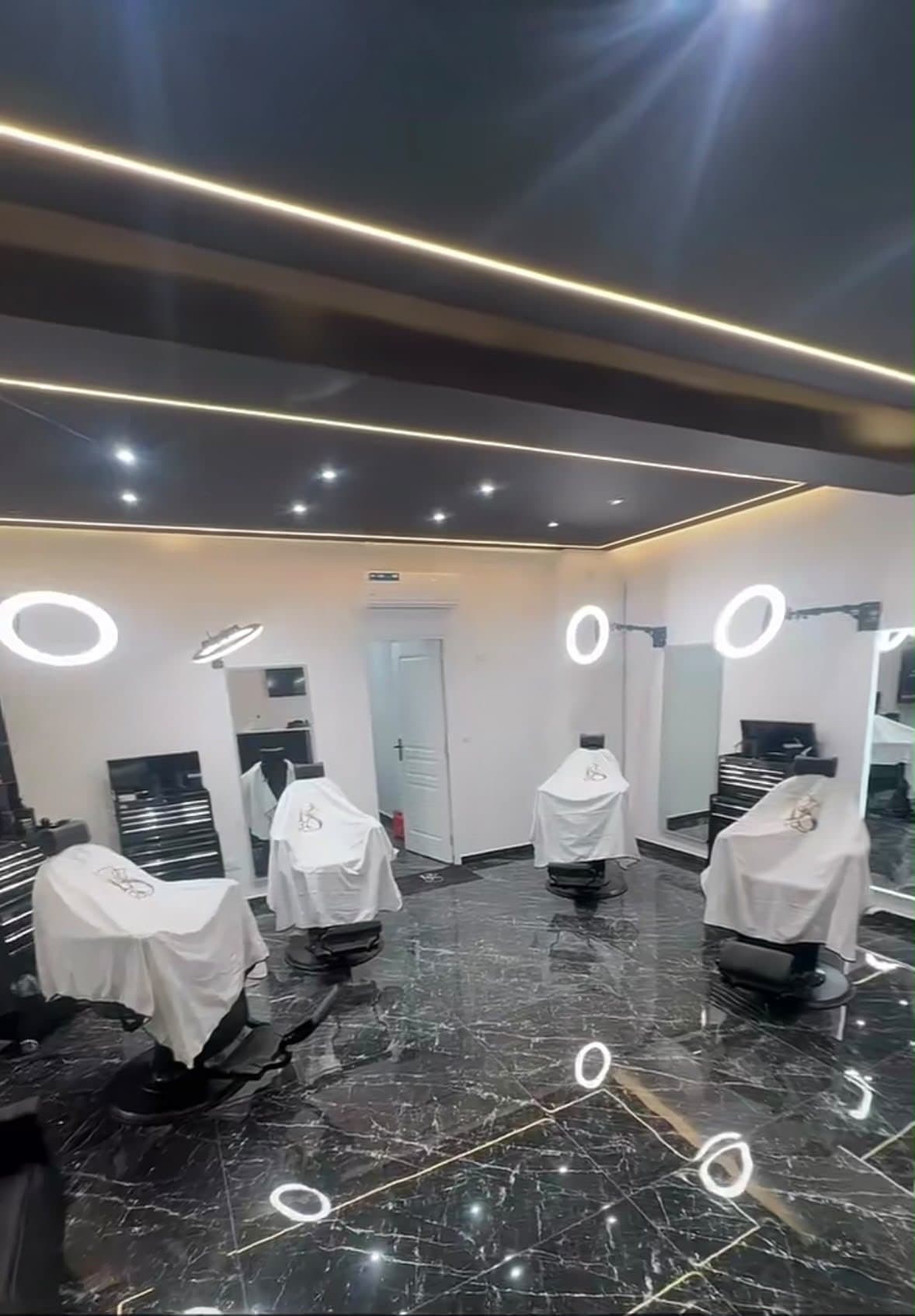 Les fauteuils RS CUT'Z sous les néons circulaires